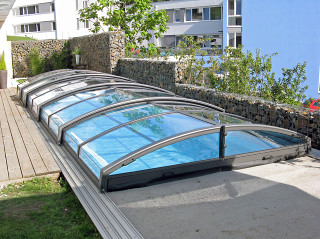 Zastřešení bazénu IMPERIA NEO™ light s využitím průhledného polykarbonátu pro lepší vizuální kontakt