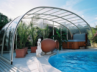 Vnitřní prostor zastřešení bazénu LAGUNA NEO™ dovoluje volný pobyb po celé ploše zařízení