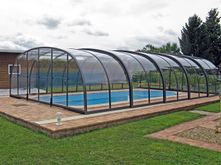 Vysoké podchozí bazénové zastřešení LAGUNA od Alukov a.s., výrobce kvalitních krytů na bazén