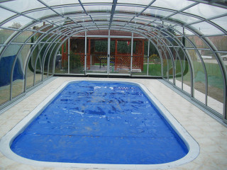 Impozantní vnitřní prostor u zastřešení bazénu LAGUNA NEO™