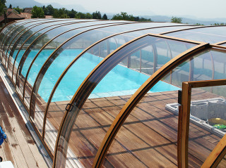 Prostorné bazénové zastřešení LAGUNA NEO™ s průhlednými polykarbonátovými deskami