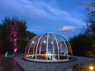 Příjemná večerní atmosféra u bazénového zastřešení ORIENT Příjemná večerní atmosféra u bazénového zastřešení ORIENT