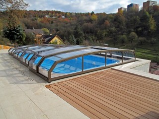 Zastřešení bazénu Riviera v bronzovém provedení s nádherným výhledem v pozadí