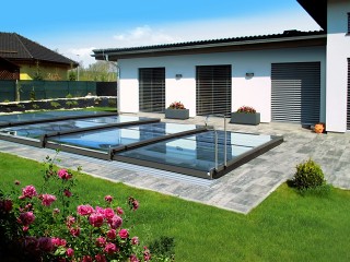 Zastřešení bazénu Terra v kombinaci s moderním domem je pastva pro oči