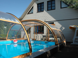 Zastřešení bazénu TROPEA bude perfektně ladit s Vašim domem