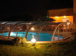 Příjemné večerní posezení u bazénového zastřešení TROPEA