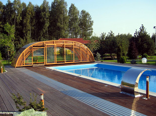 Imitace dřeva použitá na konstrukci zastřešení bazénu TROPEA NEO™