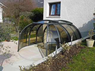 Zastřešení vířivky OASIS™ napojené na zeď domu výrazně zvyšuje tepelnou izolaci přilehlé zdi