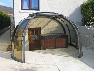 Vnitřní prostor vzniklý zakrytím vířivky či sedací soupravy zastřešením OASIS™