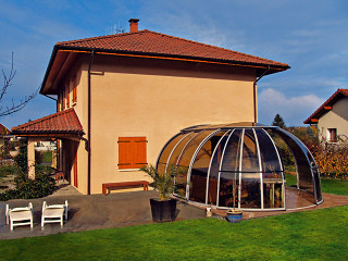 Zastřešení vířivé vany OASIS™ se báječně hodí ke každému domu