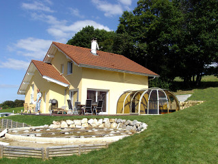 Celkový vzhled domu s nainstalovaným zastřešením vířivky OASIS™