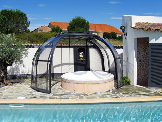 Posuvné zastřešení vířivky OASIS™ využívá blízkou zeď