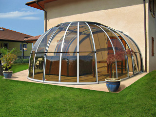 Kouřový polykarbonát na zastřešení vířivky zajistí diskrétnost