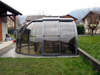 Posuvné zastřešení vířivé vany OASIS™ od Alukovu