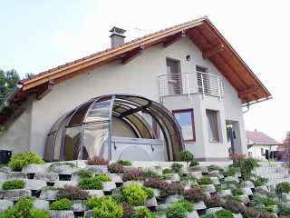 Zastřešení vířivé vany OASIS™ jako dokonalý doplněk do zahrady