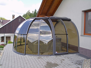 Otevíratelné zastřešení vířivky či sedací soupravy OASIS™