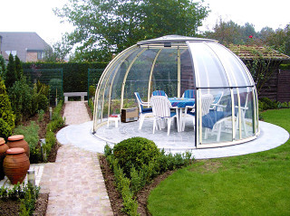 Zastřešení SPA DOME ORLANDO® lze využít i k umístění sedací soupravy Zastřešení SPA DOME ORLANDO® lze využít i k umístění sedací soupravy