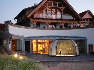 Zastřešení vířivé vany SPA DOME ORLANDO® ve večerních hodinách Zastřešení vířivé vany SPA DOME ORLANDO® ve večerních hodinách