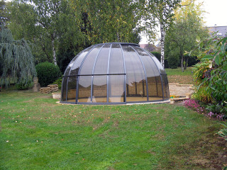 Prostor pro vířivou vanu či sedací soupravu zakrytý zastřešením SPA DOME ORLANDO® od Alukovu Prostor pro vířivou vanu či sedací soupravu zakrytý zastřešením SPA DOME ORLANDO® od Alukovu