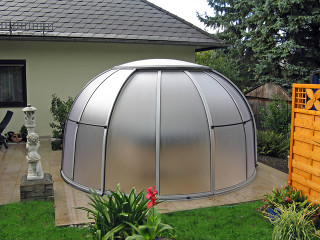 Zastřešení vířivé vany SPA DOME ORLANDO® s výplněmi ze strukturovaného polykarbonátu Zastřešení vířivé vany SPA DOME ORLANDO® s výplněmi ze strukturovaného polykarbonátu